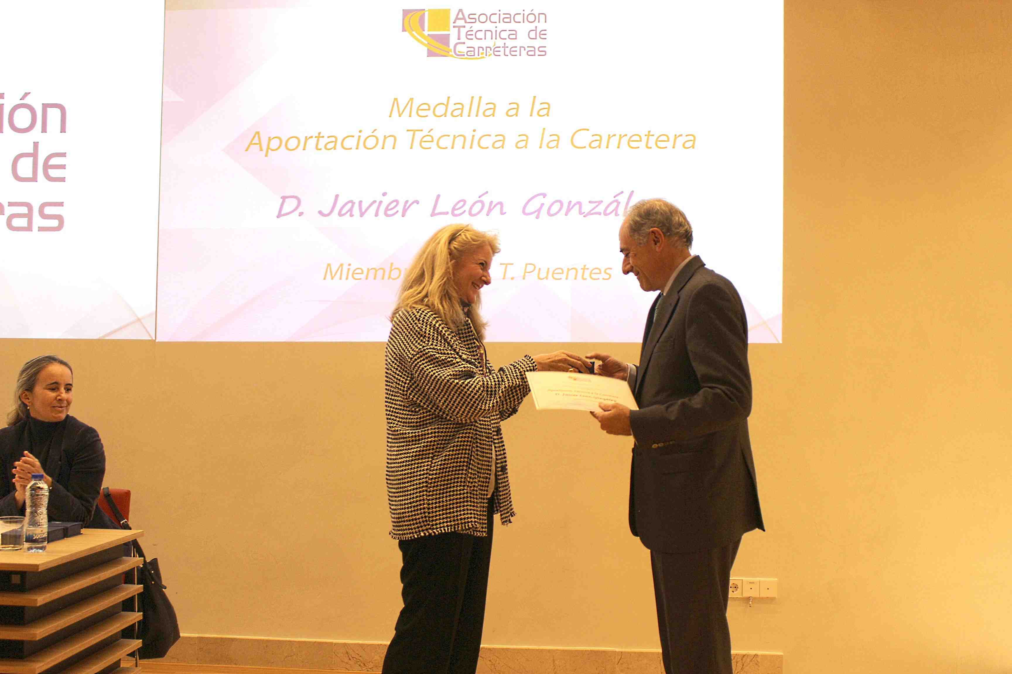 Javier León, medalla a la Aportación Técnica a la Carretera de la ATC-AIPCR