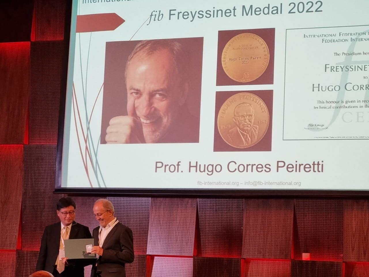 Hugo Corres recibe la Medalla Freyssinet que otorga la fib